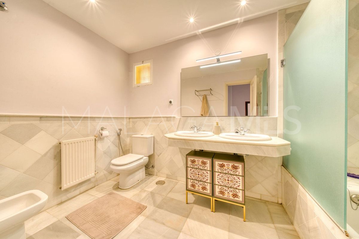 Villa for sale in Nueva Andalucia