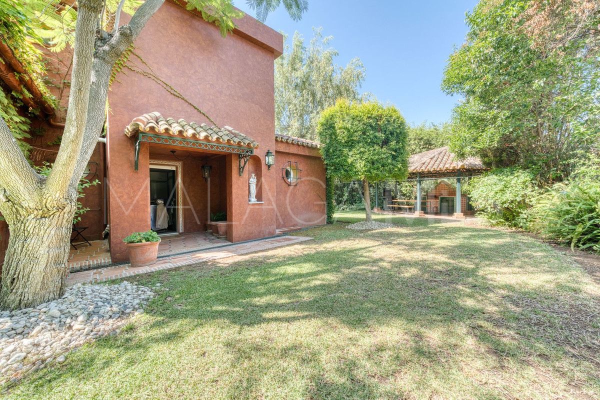 Villa for sale in Nueva Andalucia