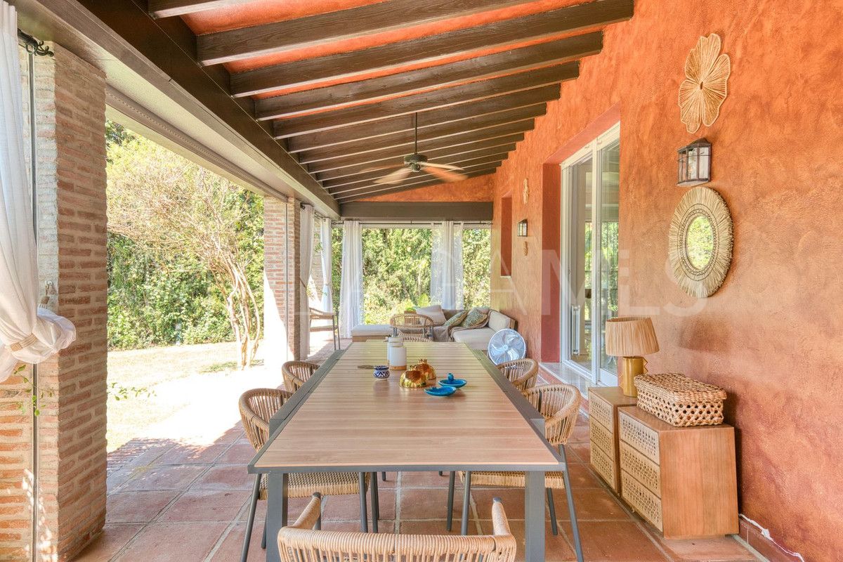 Villa for sale in Nueva Andalucia