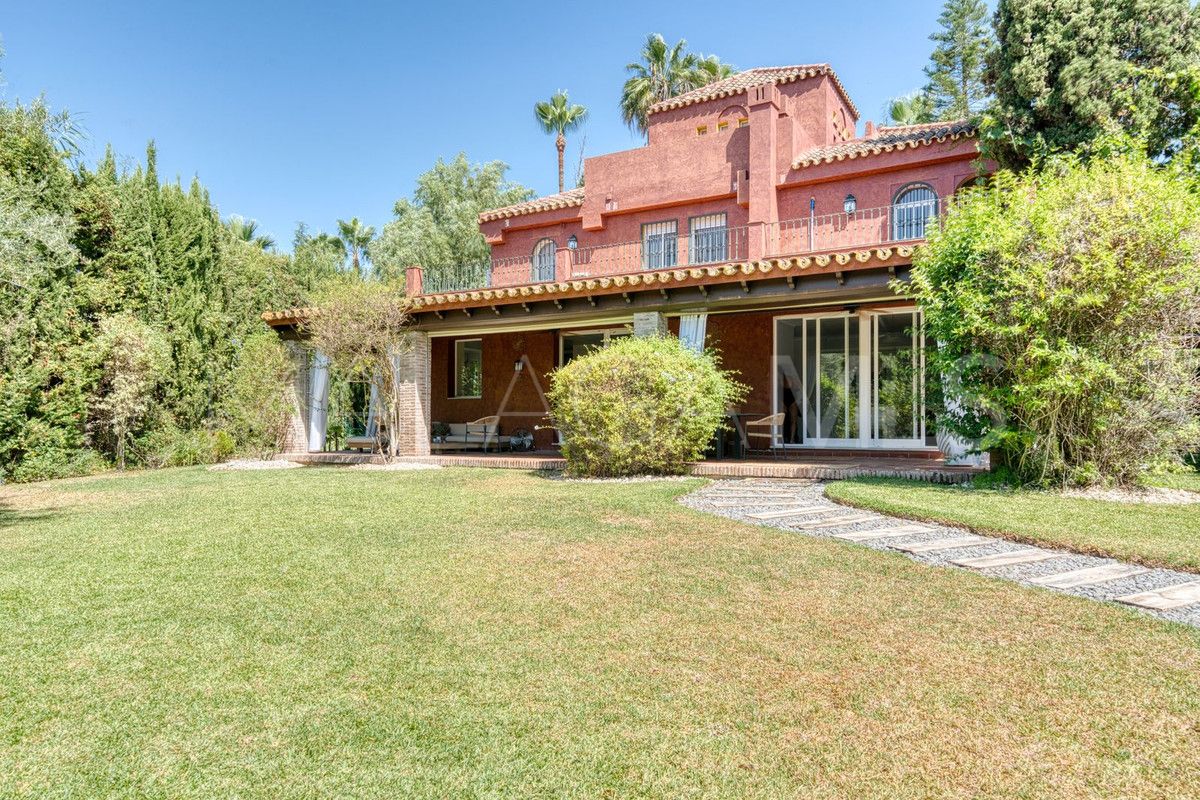 Villa for sale in Nueva Andalucia