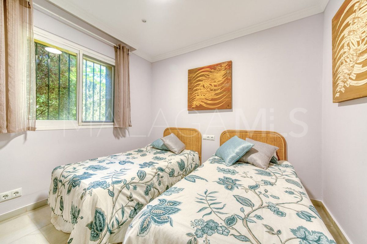 Villa for sale in Nueva Andalucia