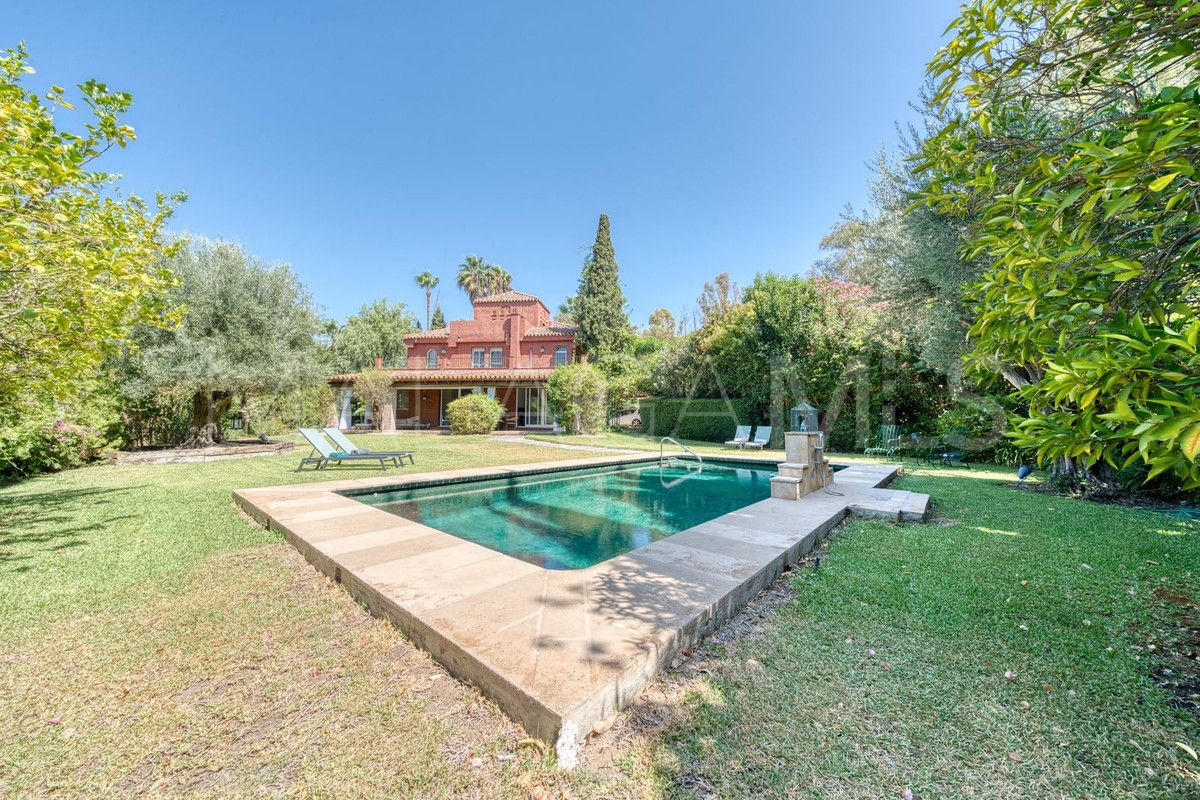 Villa for sale in Nueva Andalucia