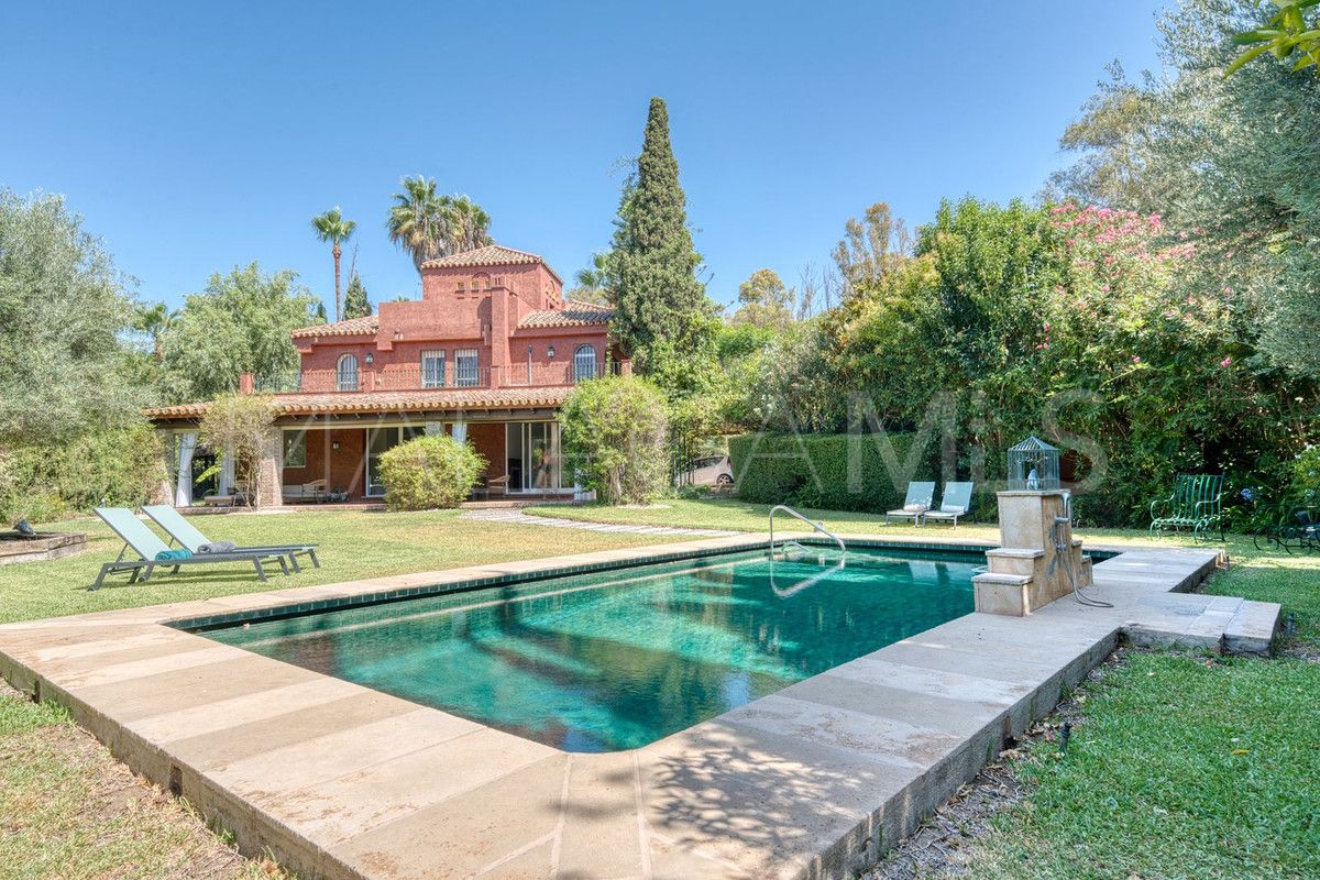 Villa for sale in Nueva Andalucia