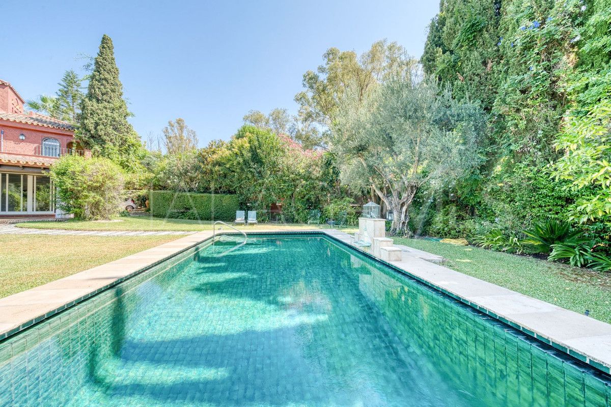 Villa for sale in Nueva Andalucia