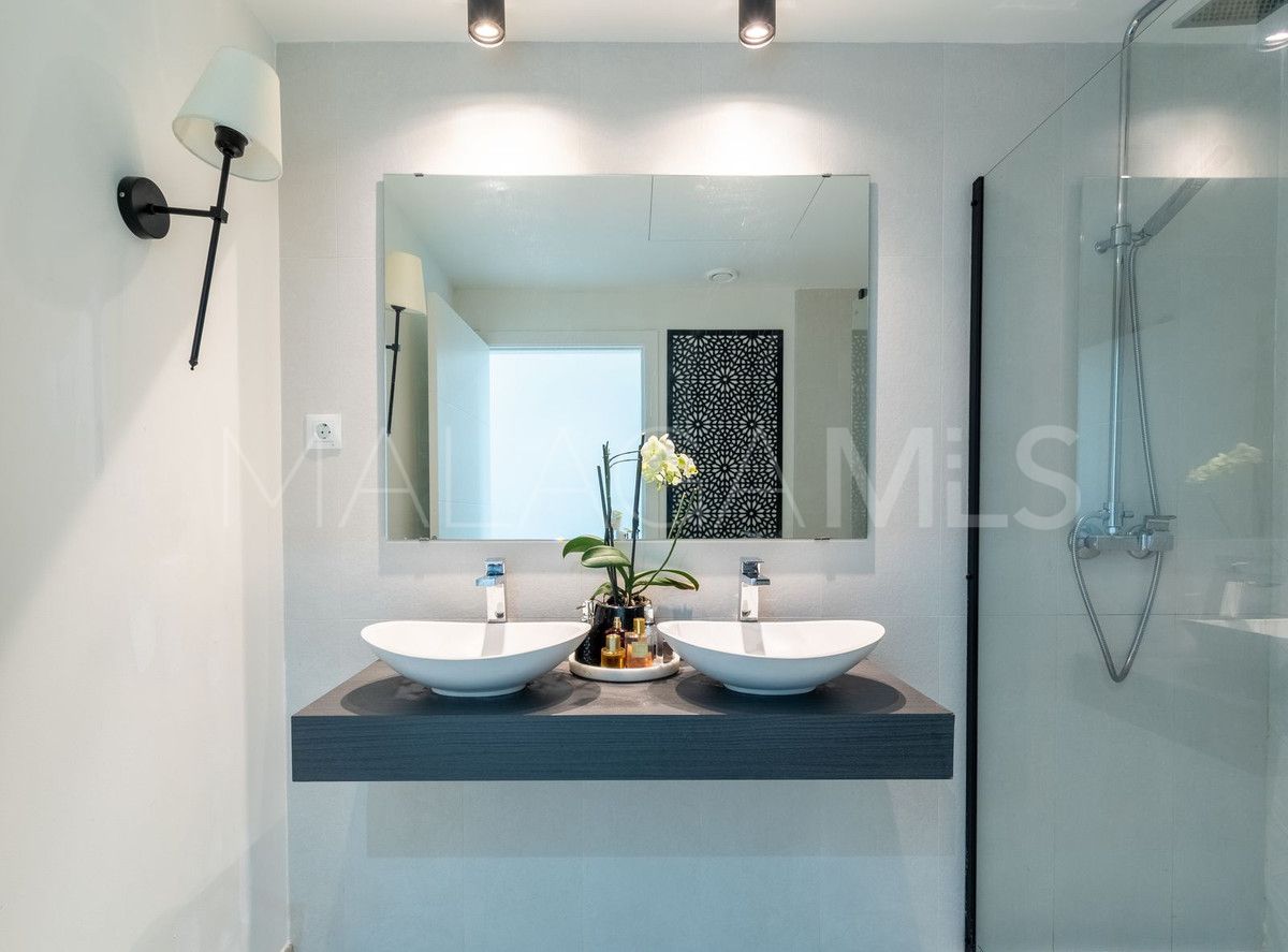 Buy villa with 3 bedrooms in Manilva