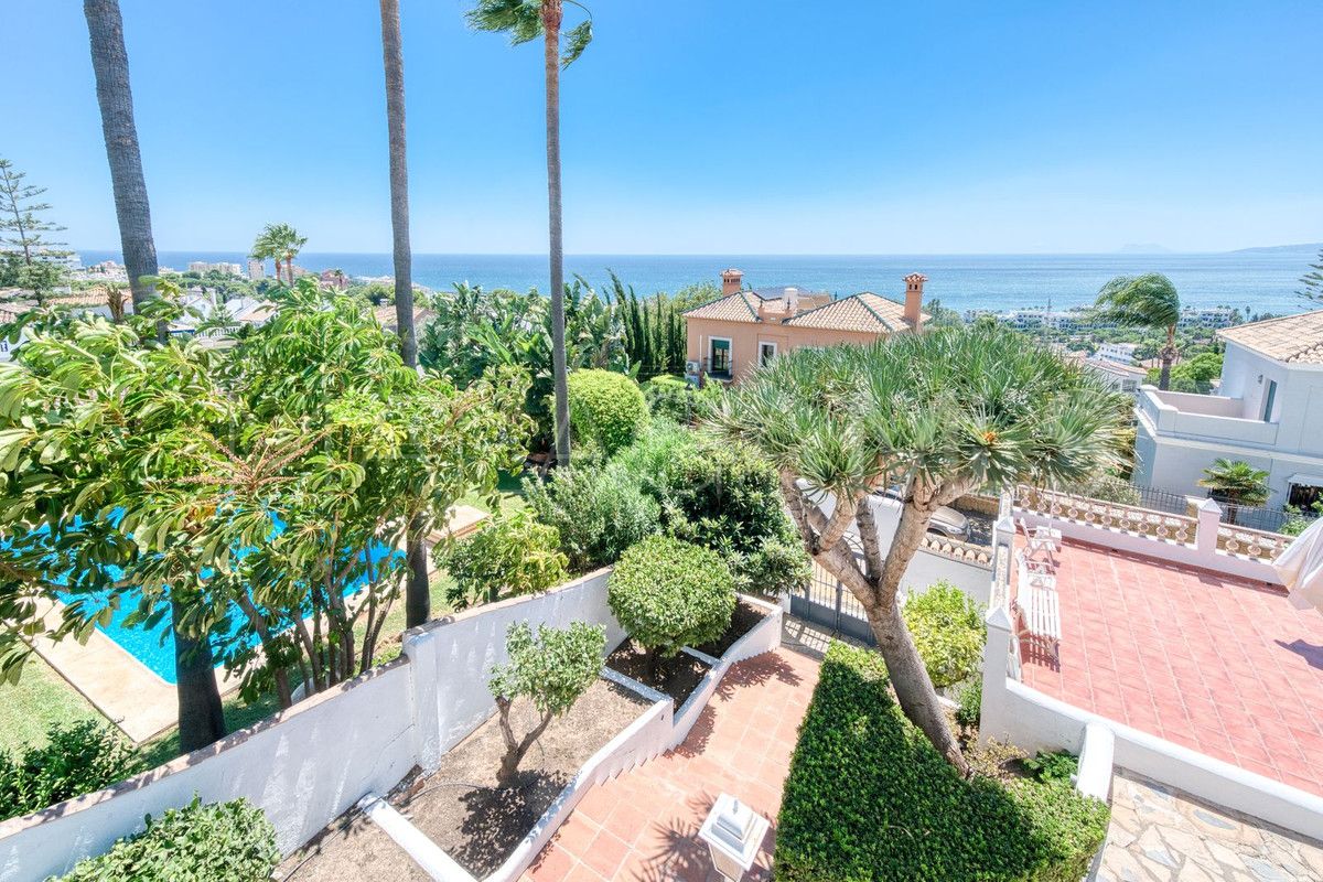 Villa with 5 bedrooms for sale in Estepona