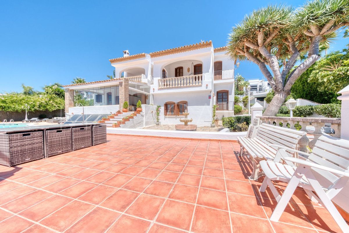 Villa with 5 bedrooms for sale in Estepona