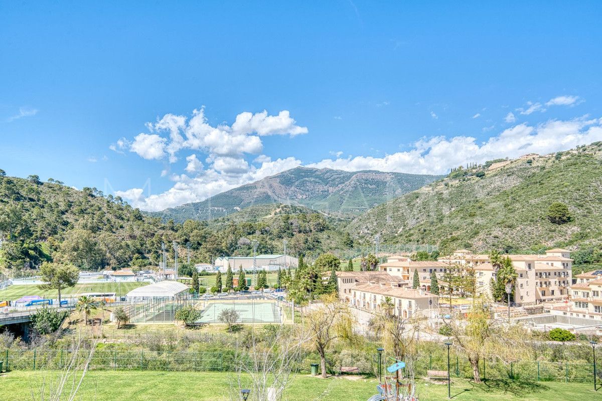 Buy penthouse in Benahavis with 3 bedrooms