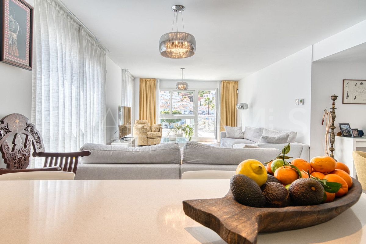 Buy penthouse in Benahavis with 3 bedrooms