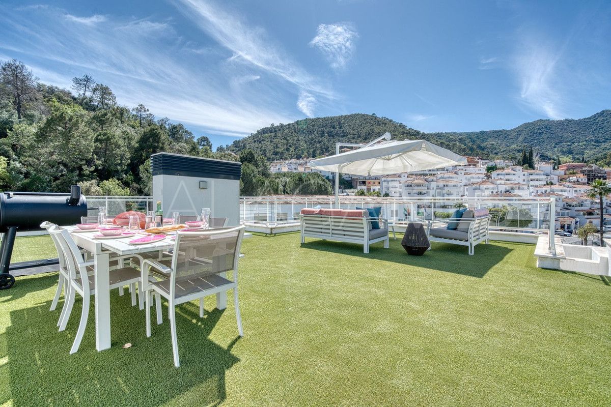 Buy penthouse in Benahavis with 3 bedrooms
