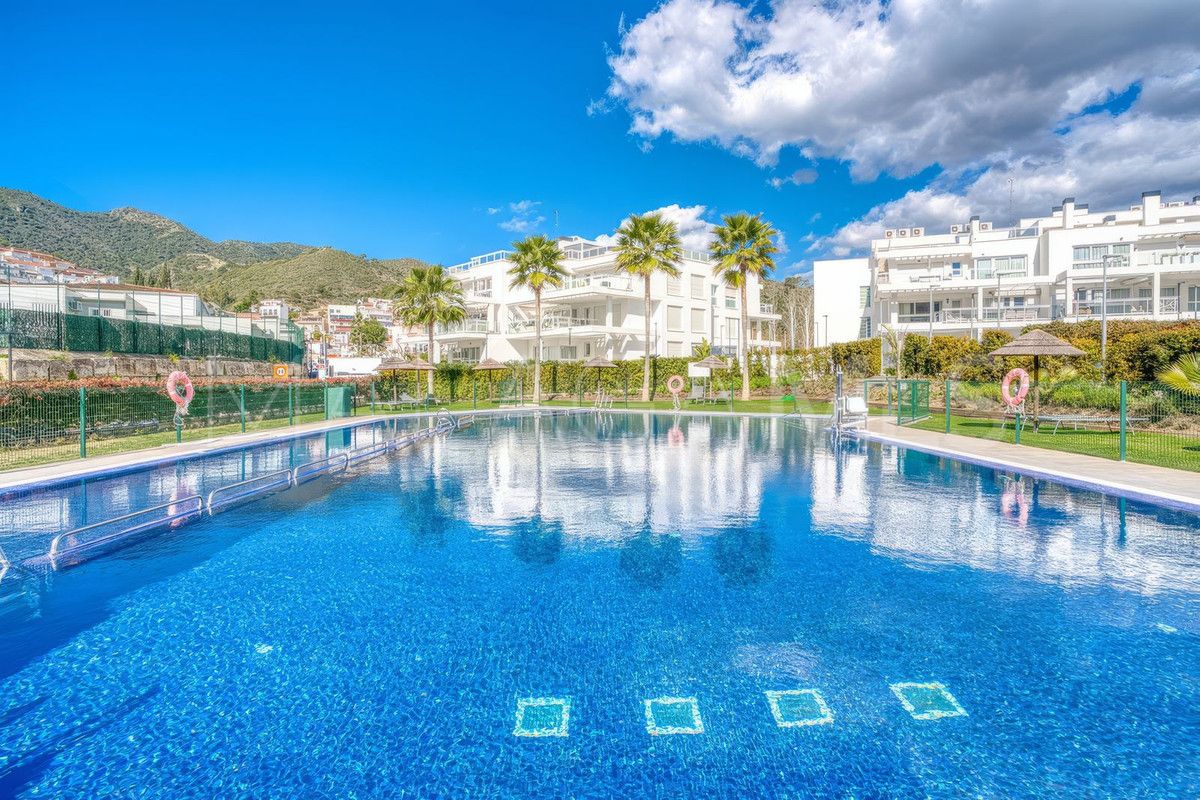 Buy penthouse in Benahavis with 3 bedrooms