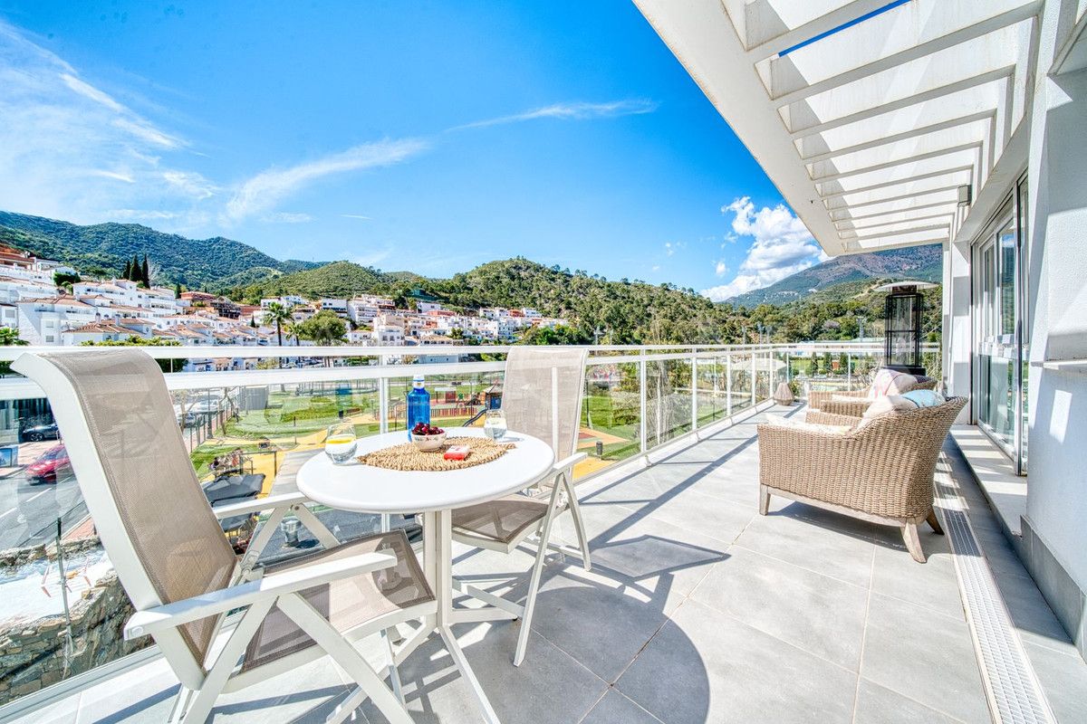 Buy penthouse in Benahavis with 3 bedrooms