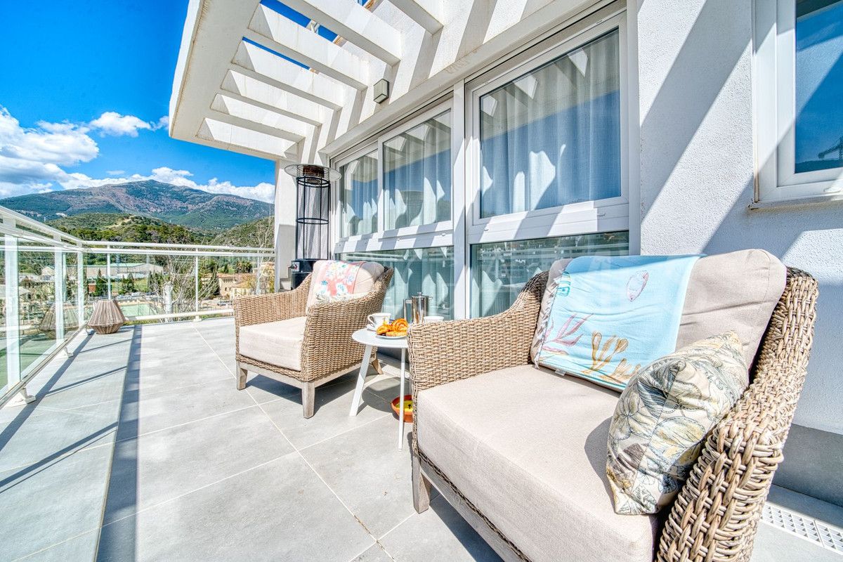 Buy penthouse in Benahavis with 3 bedrooms