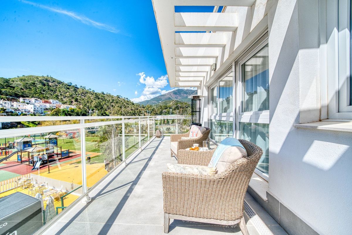 Buy penthouse in Benahavis with 3 bedrooms