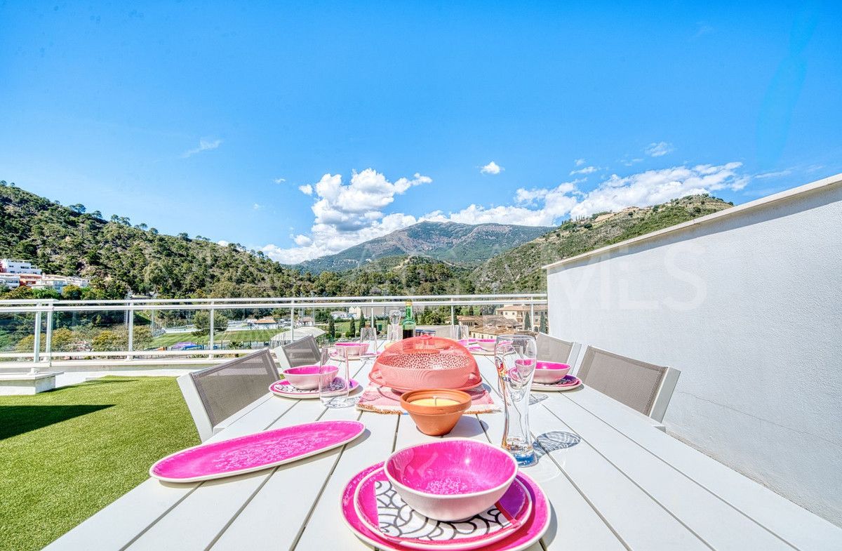Buy penthouse in Benahavis with 3 bedrooms