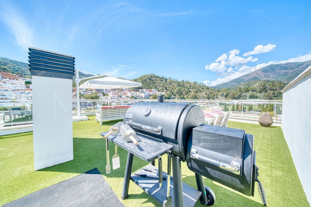 Buy penthouse in Benahavis with 3 bedrooms