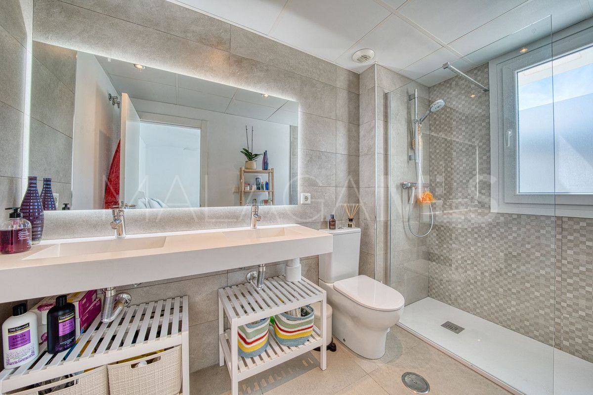 Buy penthouse in Benahavis with 3 bedrooms