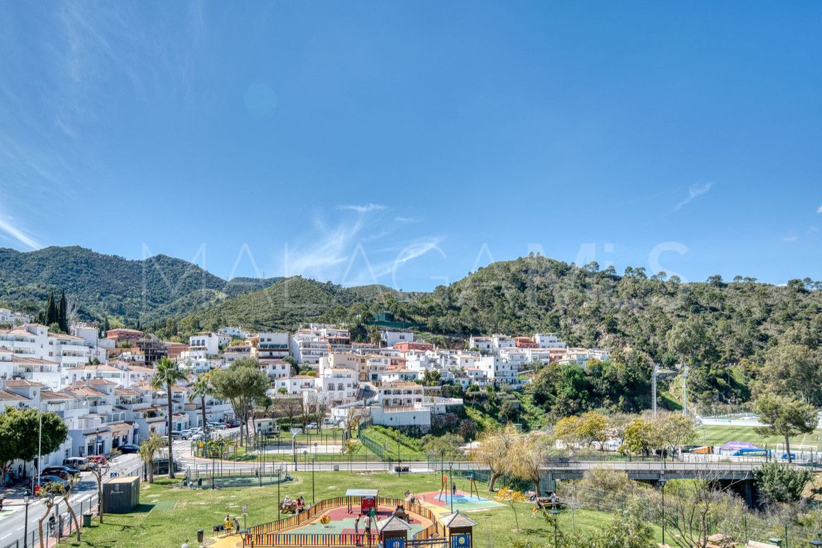 Buy penthouse in Benahavis with 3 bedrooms
