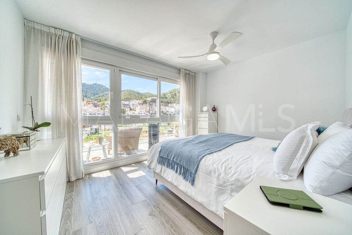 Buy penthouse in Benahavis with 3 bedrooms