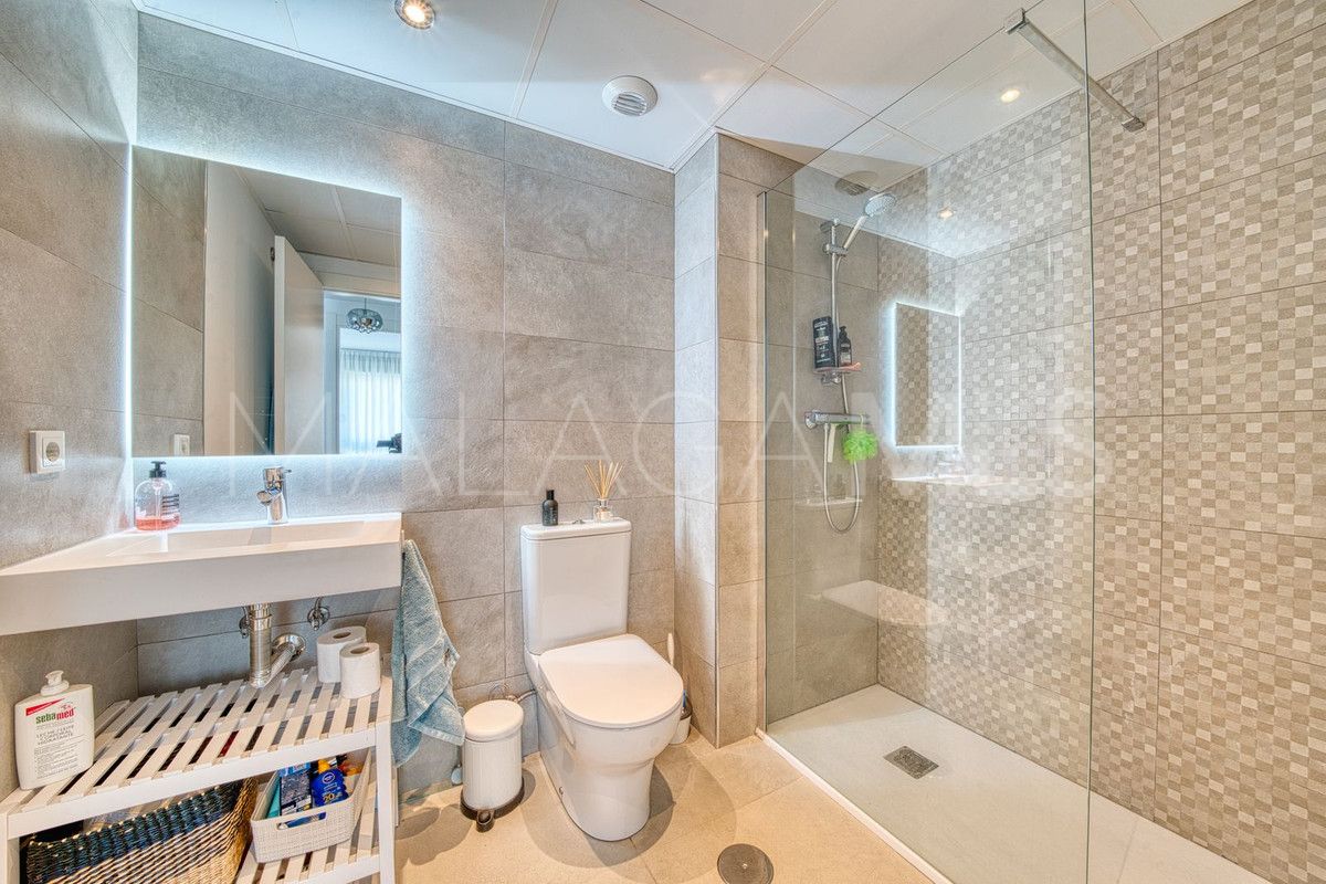 Buy penthouse in Benahavis with 3 bedrooms
