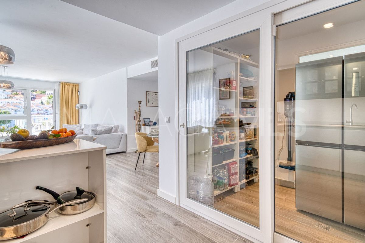 Buy penthouse in Benahavis with 3 bedrooms