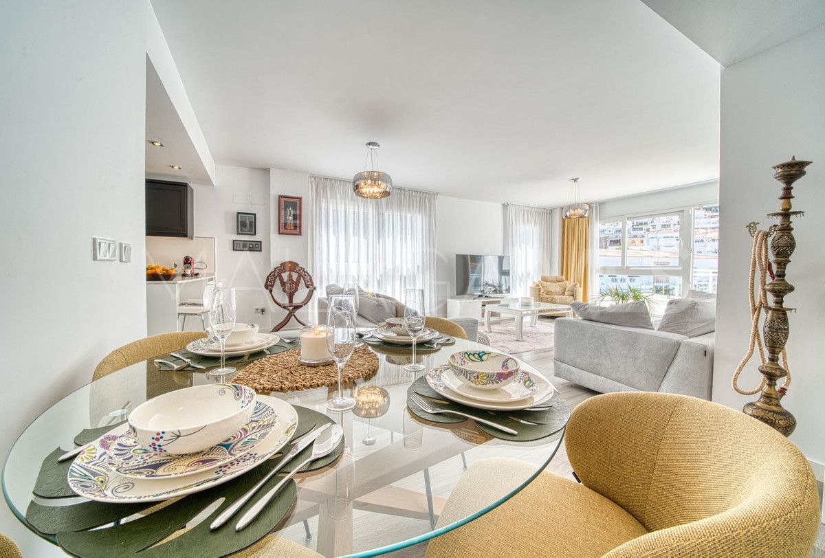 Buy penthouse in Benahavis with 3 bedrooms