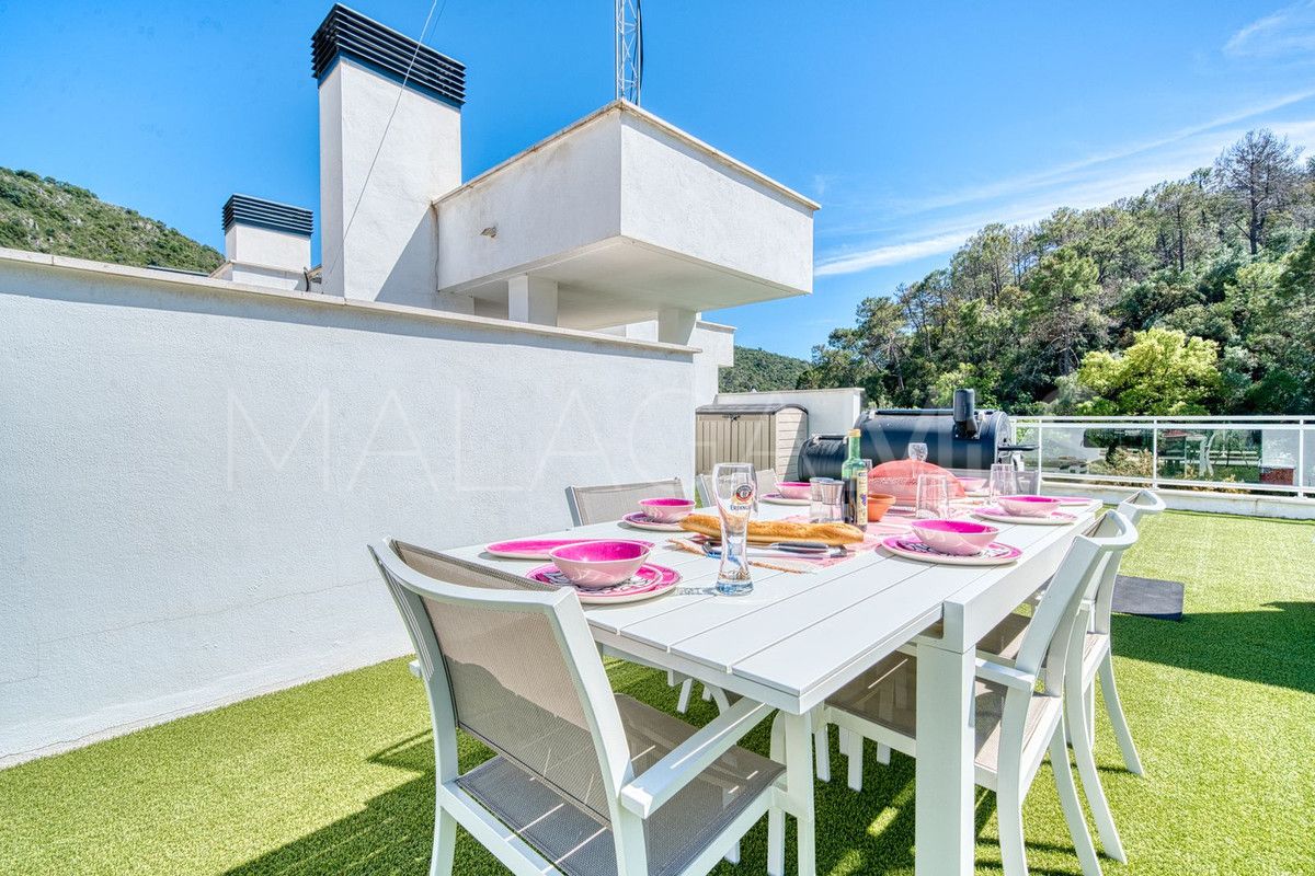 Buy penthouse in Benahavis with 3 bedrooms