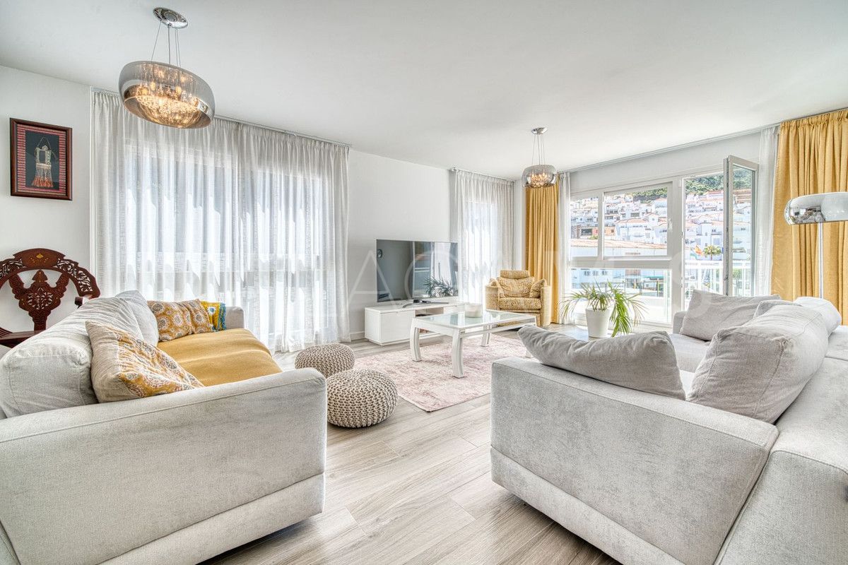 Buy penthouse in Benahavis with 3 bedrooms