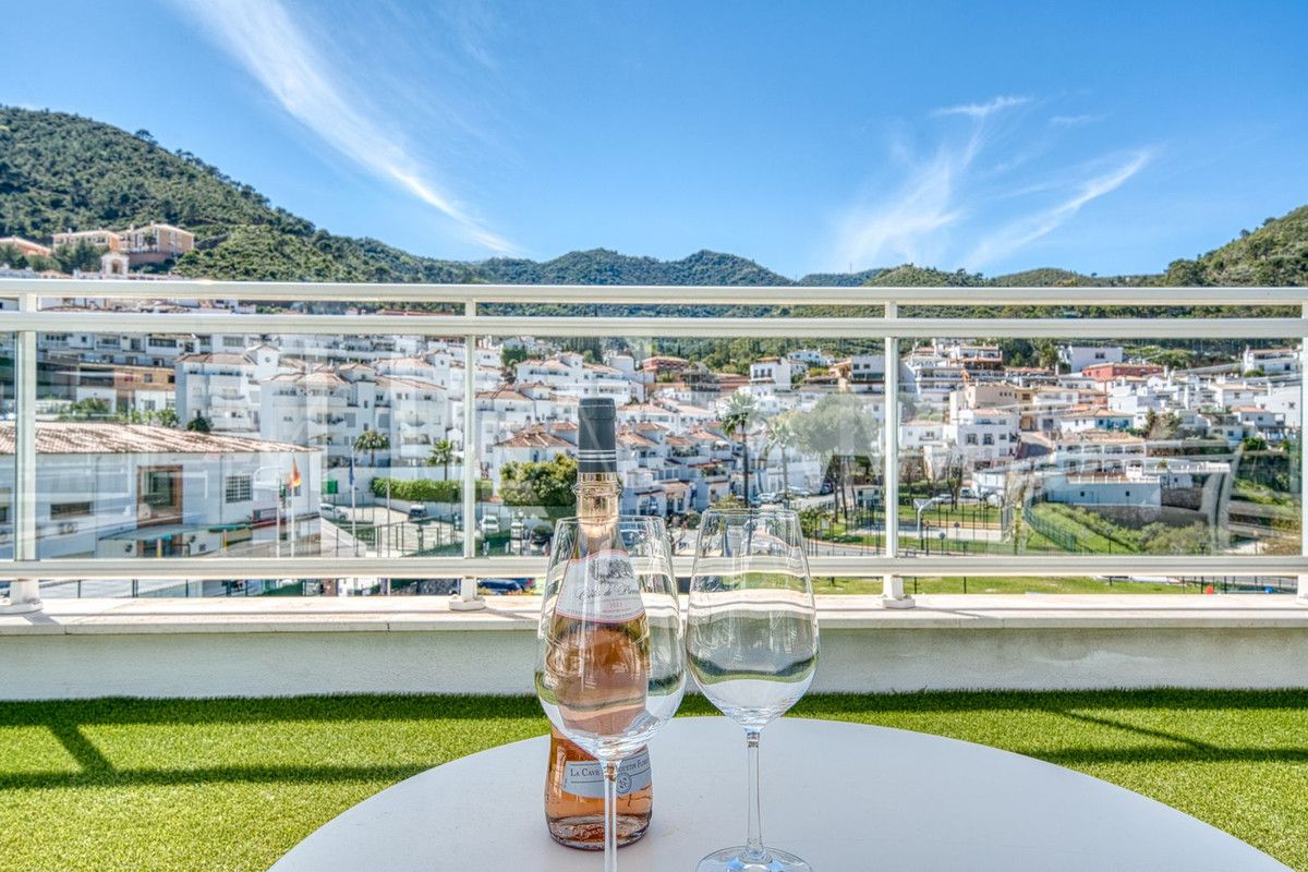 Buy penthouse in Benahavis with 3 bedrooms