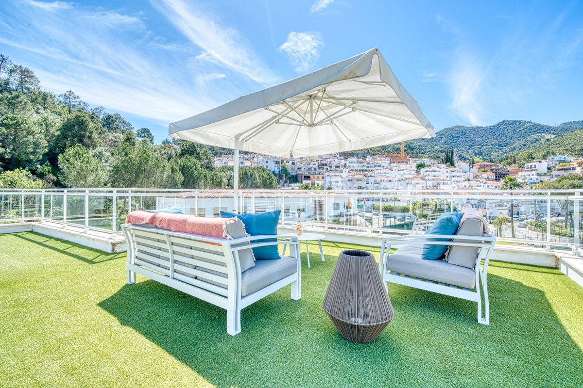 Buy penthouse in Benahavis with 3 bedrooms