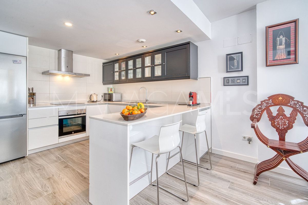 Buy penthouse in Benahavis with 3 bedrooms