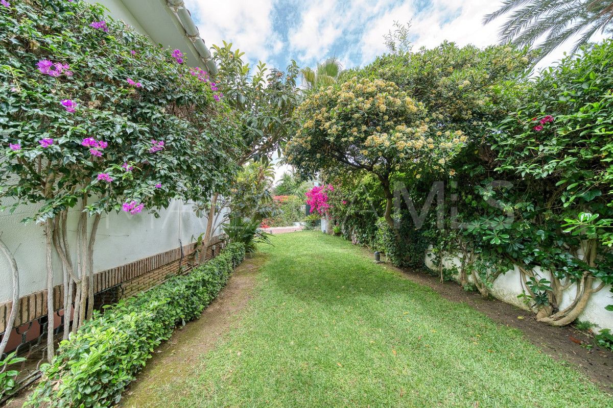 Villa for sale in Los Monteros