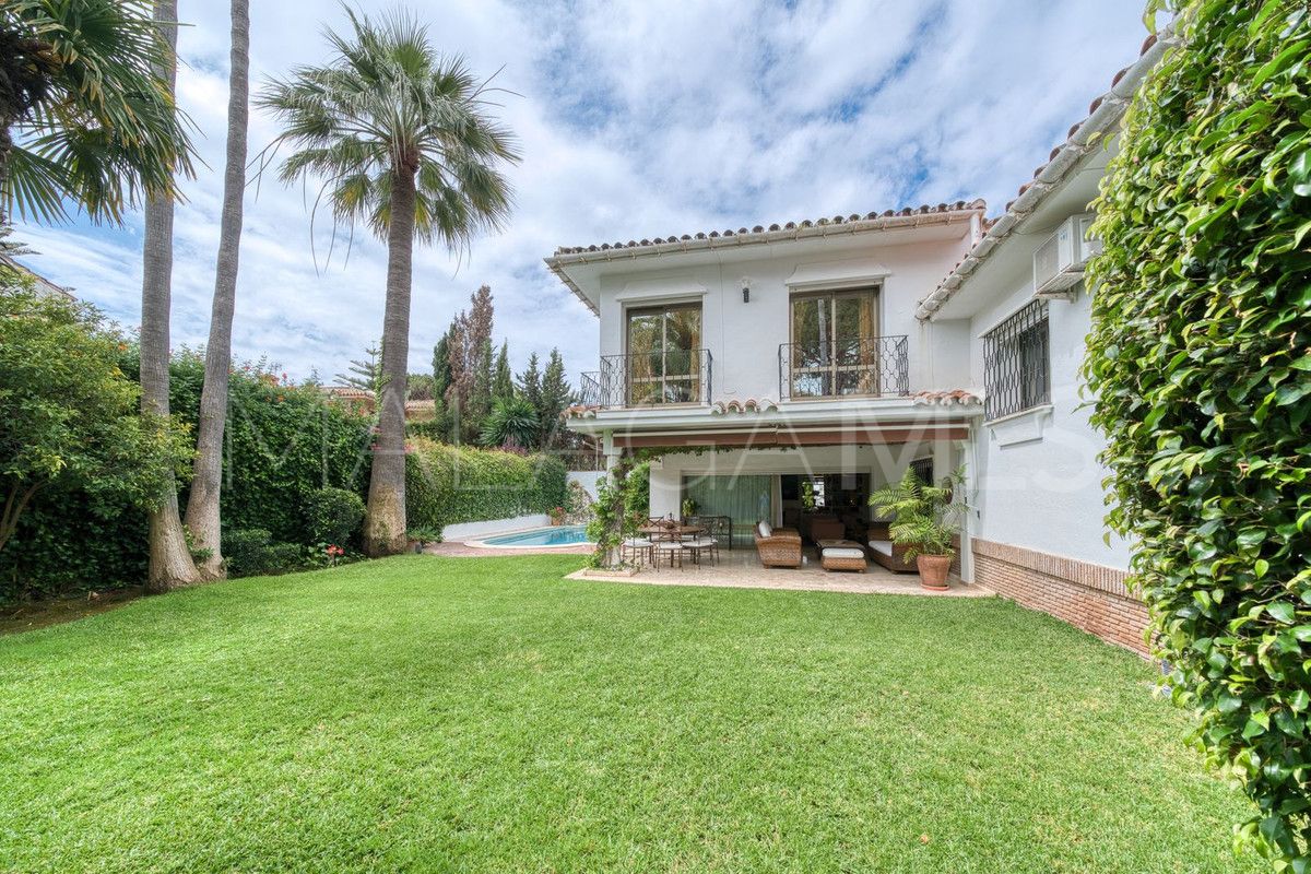 Villa for sale in Los Monteros