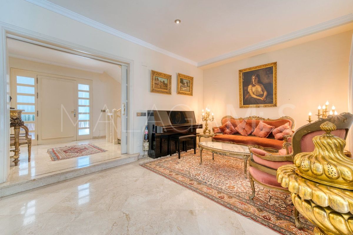 Villa for sale in Los Monteros