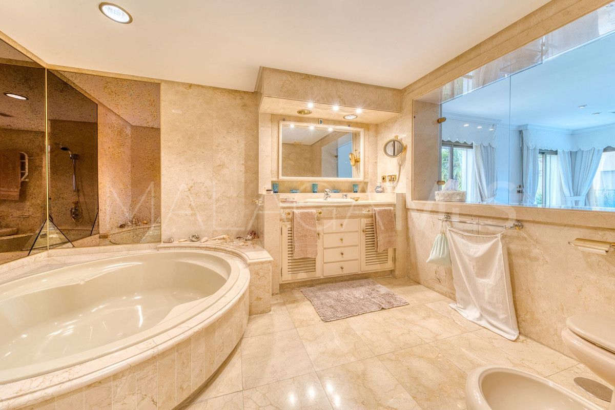 Villa for sale in Los Monteros