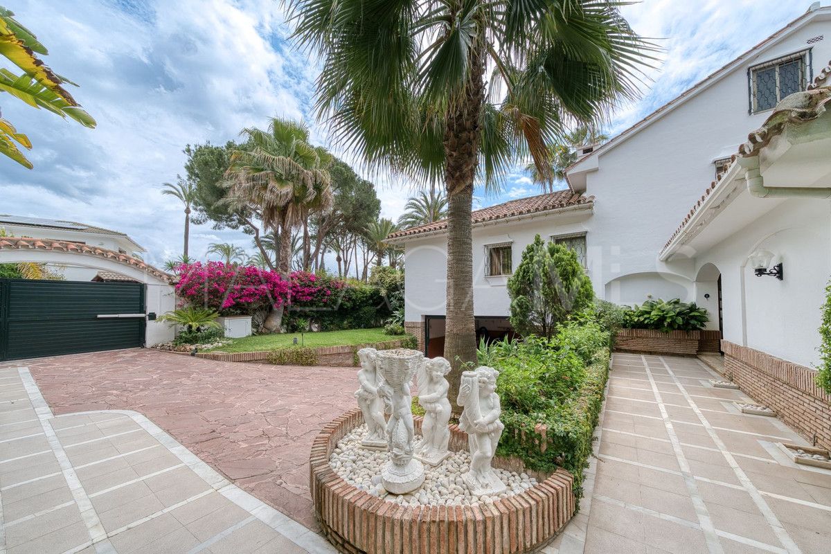 Villa for sale in Los Monteros