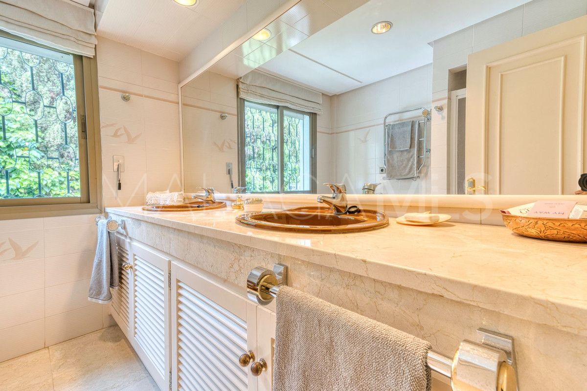 Villa for sale in Los Monteros