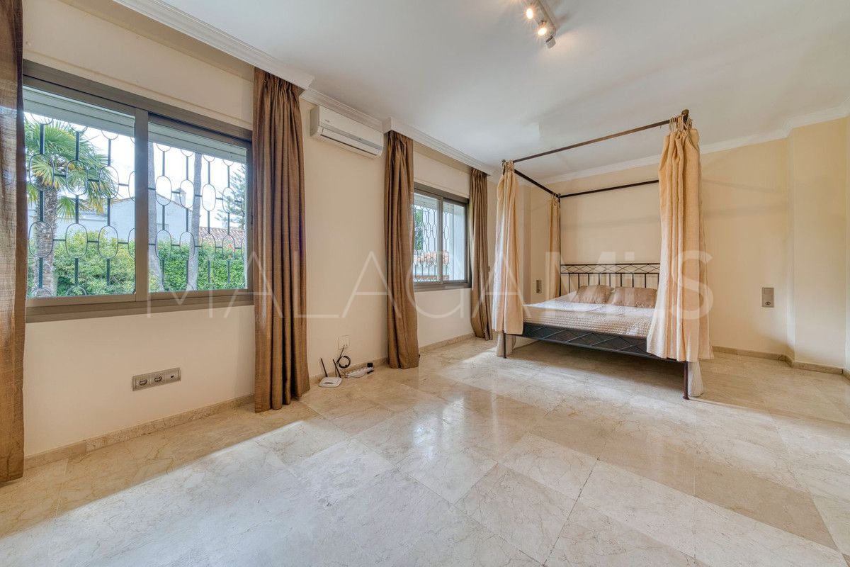 Villa for sale in Los Monteros