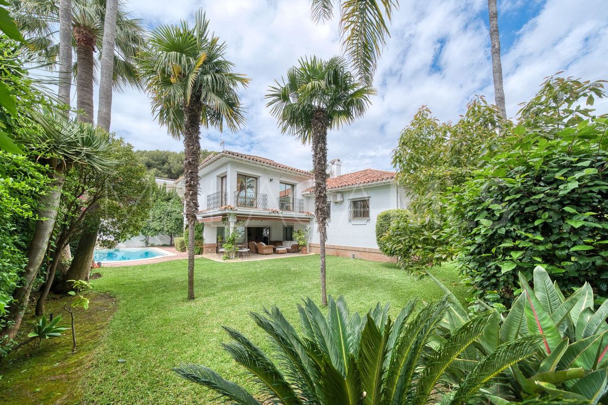 Villa for sale in Los Monteros