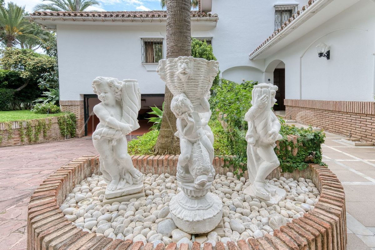 Villa for sale in Los Monteros