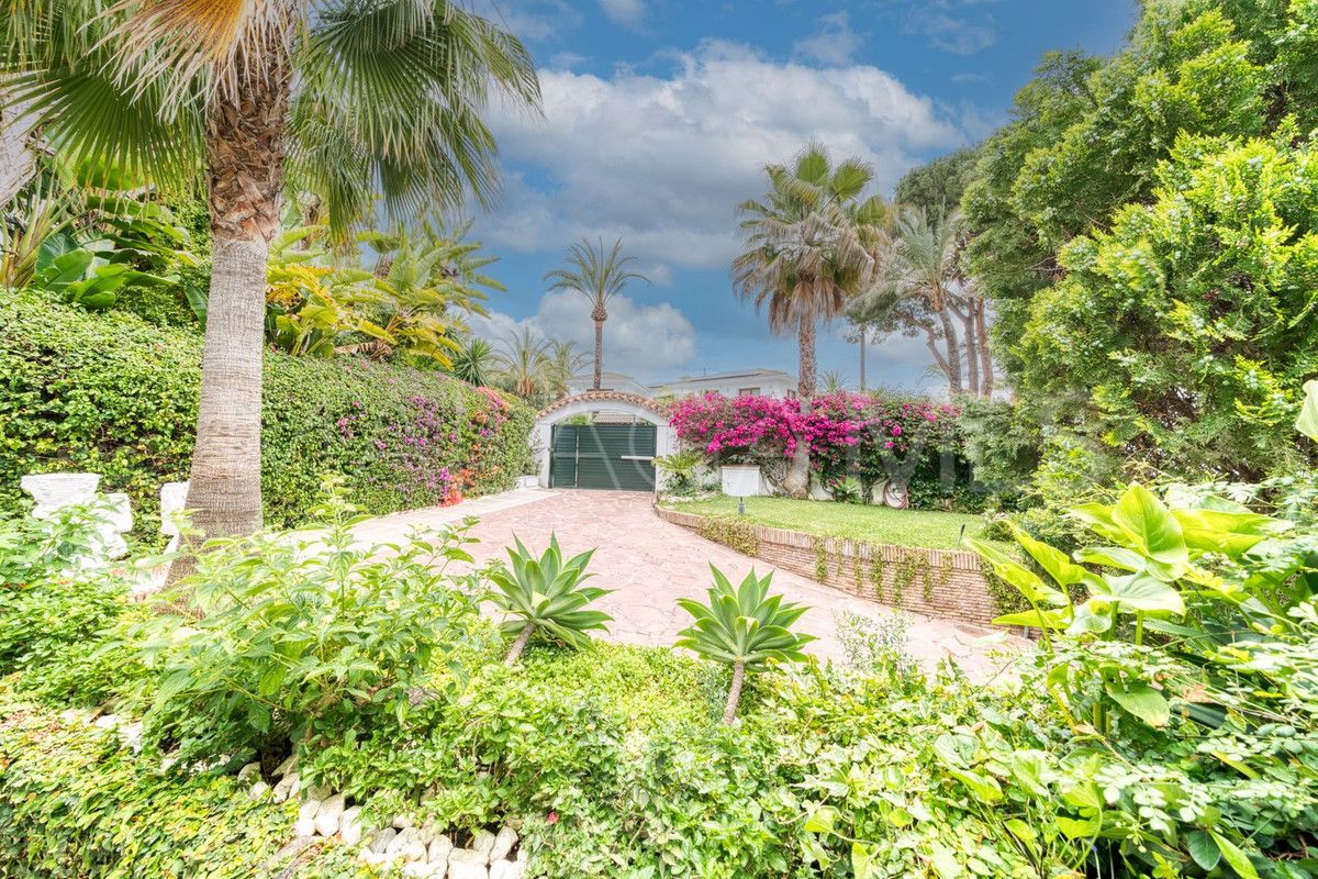 Villa for sale in Los Monteros