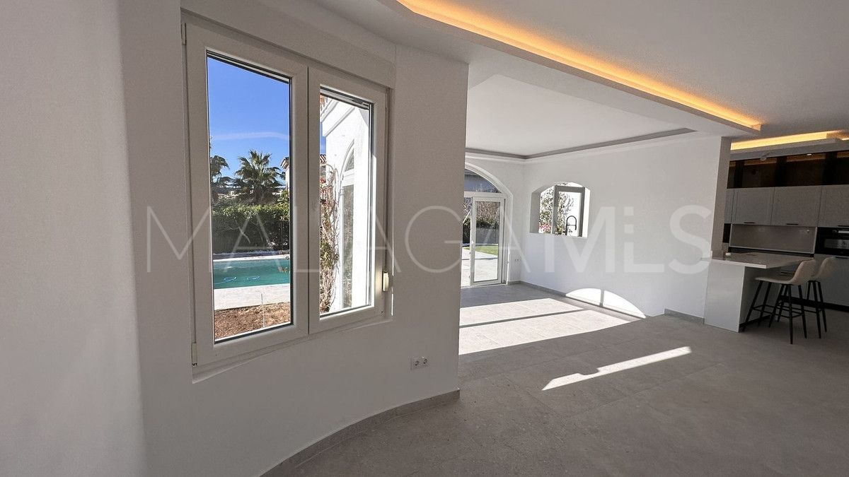 Villa for sale in La Duquesa