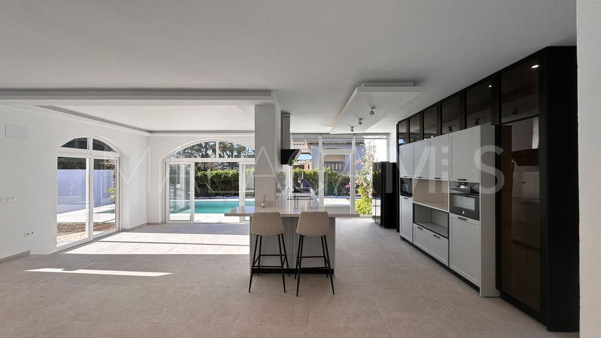 Villa for sale in La Duquesa