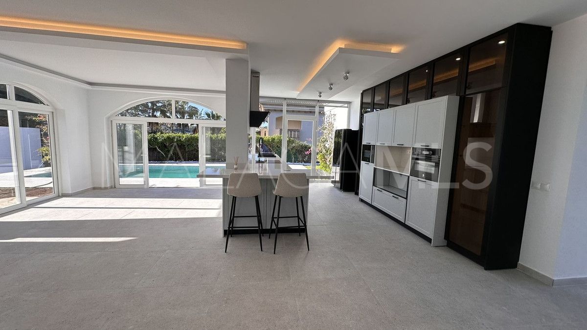 Villa for sale in La Duquesa
