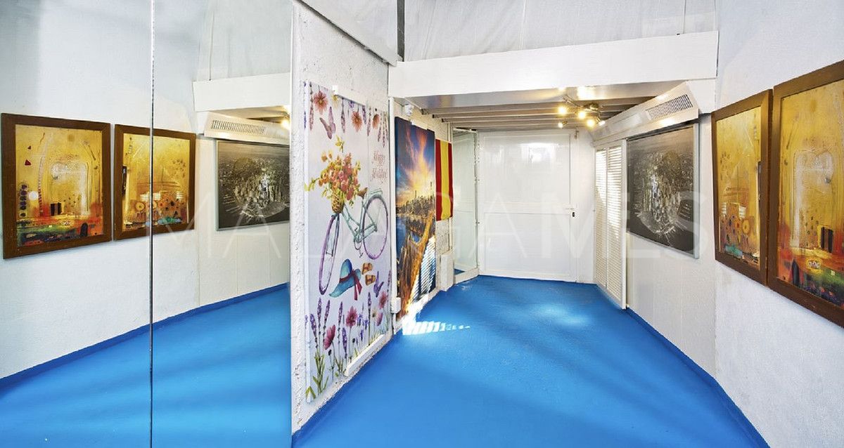 Villa for sale in Elviria