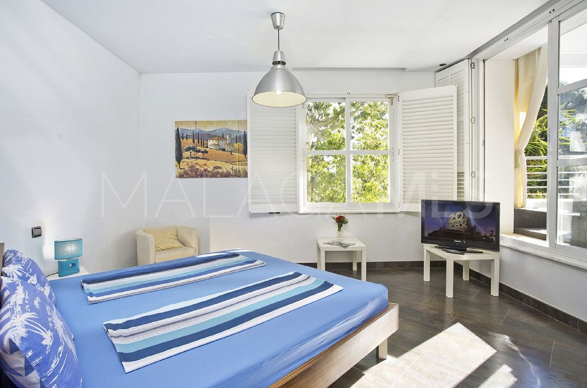 Villa for sale in Elviria