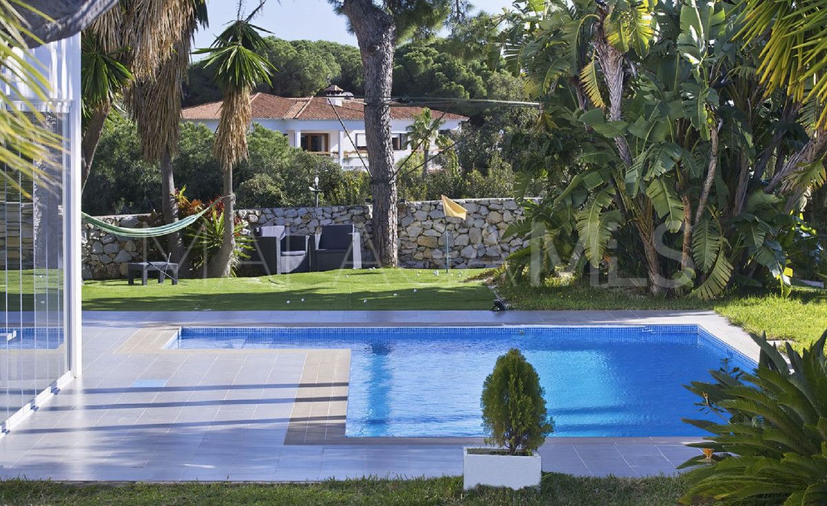 Villa for sale in Elviria