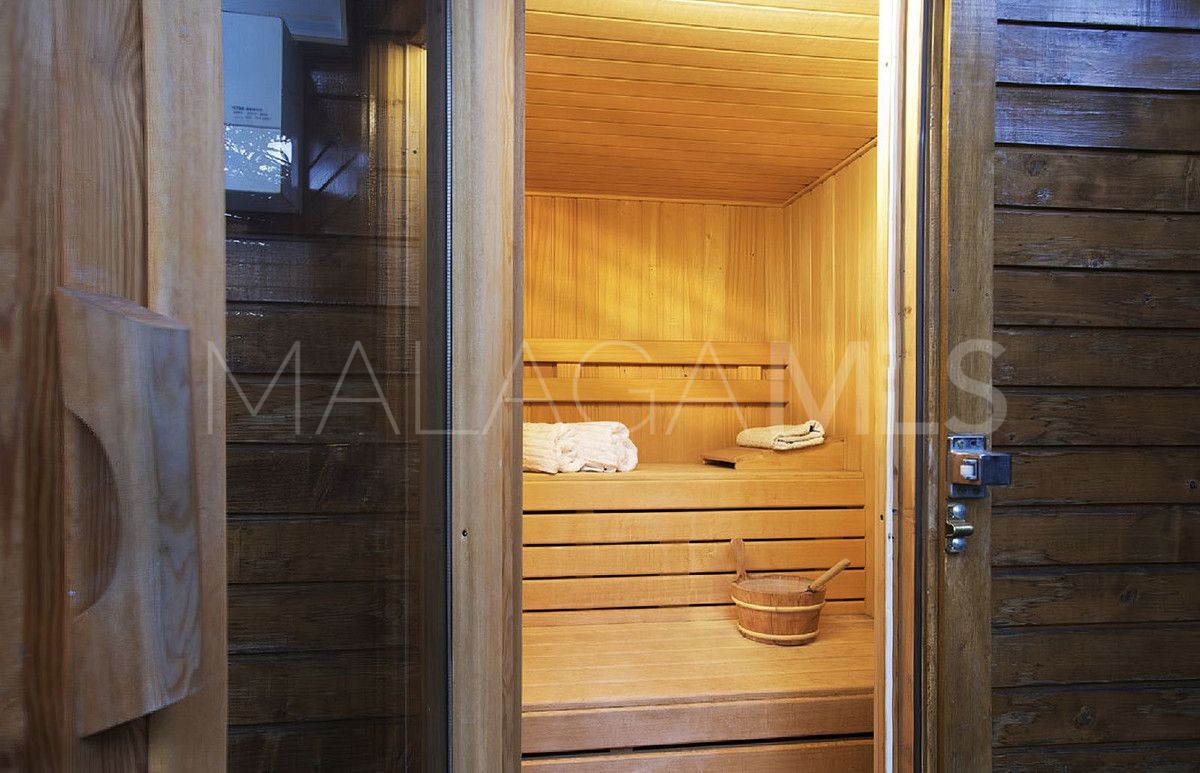 Villa for sale in Elviria