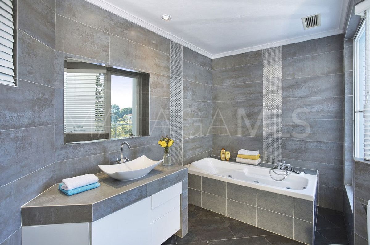 Villa for sale in Elviria