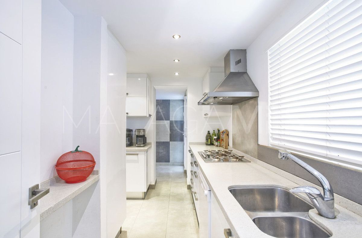 Villa for sale in Elviria